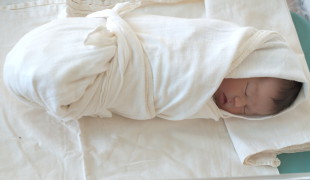 how to swaddle a newborn